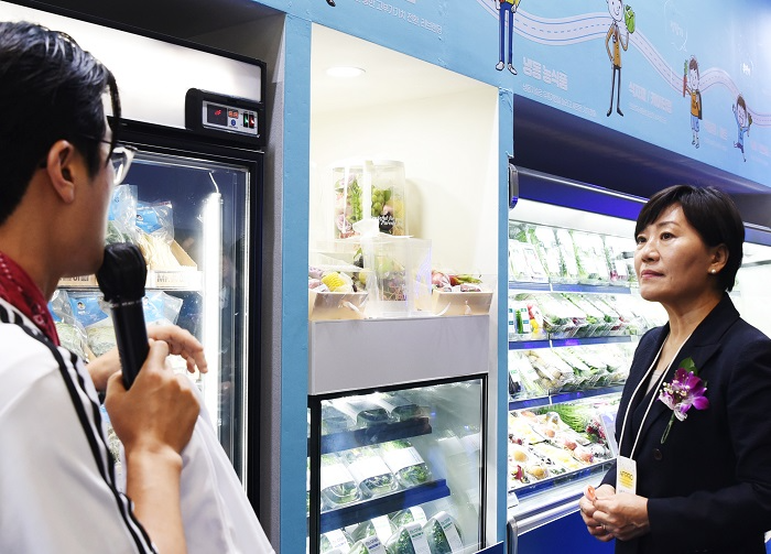 사진설명 : 농림축산식품부 송미령 장관이 농수산물 온라인도매시장 거점물류 지원사업 현황을 보고받고 있다.