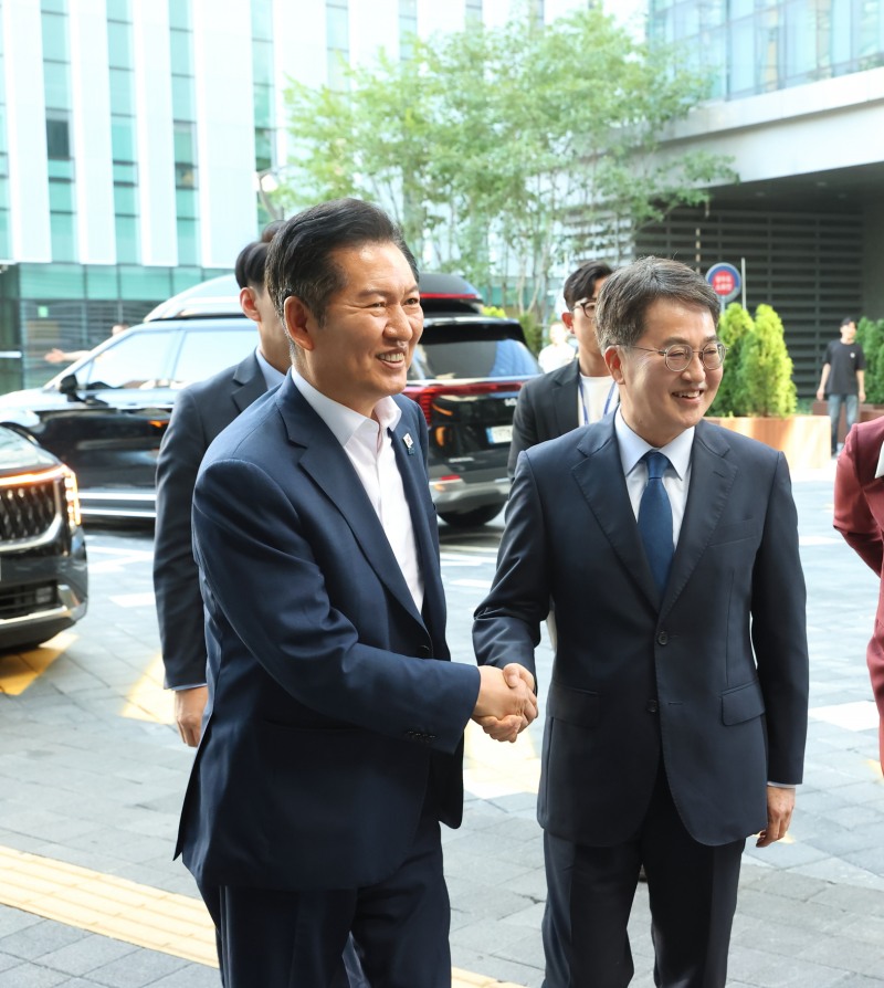 김동연 지사가 정청래 민주당 대표와 악수하고 있다.