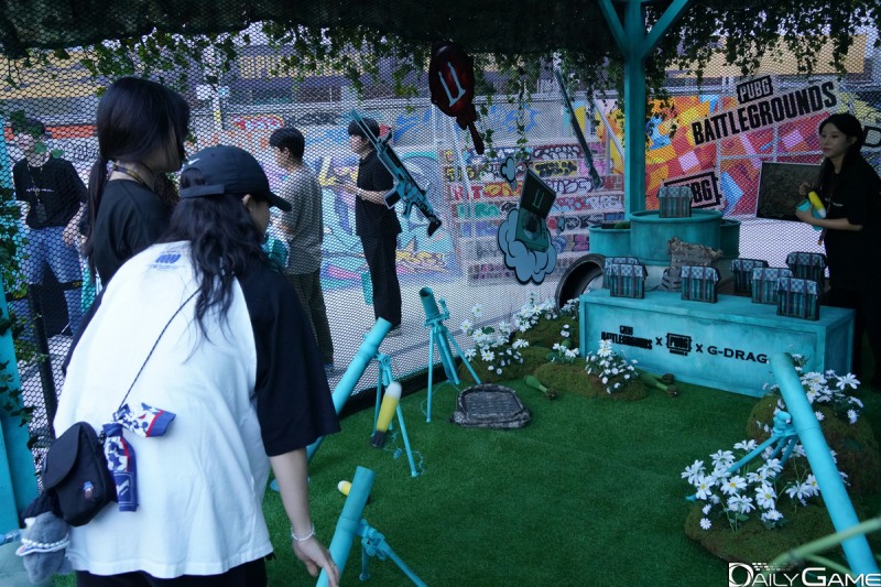 관람객이 박격포를 발사해 선물을 노리는 이벤트에 참여하고 있다.