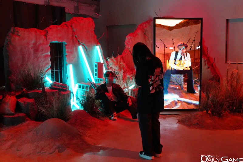 설치물을 배경으로 사진을 찍는 모습을 어렵지 않게 볼 수 있었다.