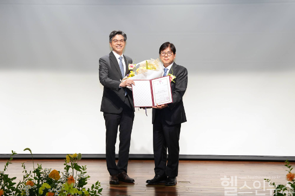 가톨릭대학교 서울성모병원 제25대 병원장으로 취임한 이지열 신임 병원장이 임명장을 받고 기념 촬영을 하고 있다. (사진 제공=서울성모병원)