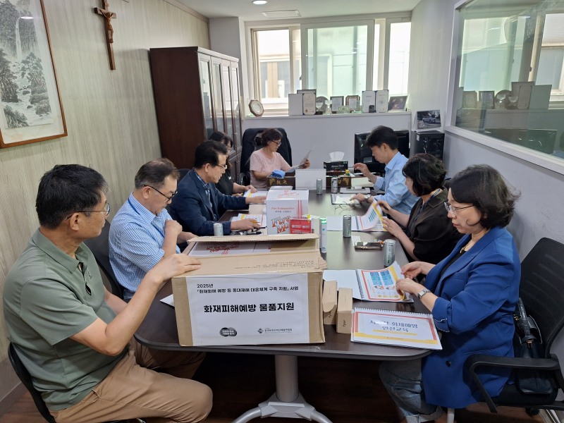 한국보건안전단체총연합회(회장 정혜선, 이하 한보총)는 지난 9일 경기도 부천시 소재 풍진테크 사업장을 방문해 ‘화재예방 등 중대재해 대응체계 구축지원 사업’의 일환으로 현장 교육 및 소방시설 점검을 진행하고 화재피해예방물품을 전달했다./한국보건안전단체총연합회