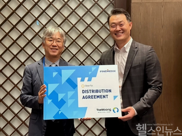 전성우 파인메딕스 대표(좌), 서민수 태웅메디칼USA 대표(우) (사진 제공=파인메딕스)