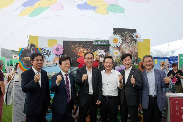사진=(오른쪽부터) 이건왕 영등포문화재단 대표이사, 안병구 밀양시장, 최호권 전국문화도시협의회 의장(영등포구청장),김영수 문화체육관광부 차관, 조규일 진주시장, 정광렬 지역문화진흥원장