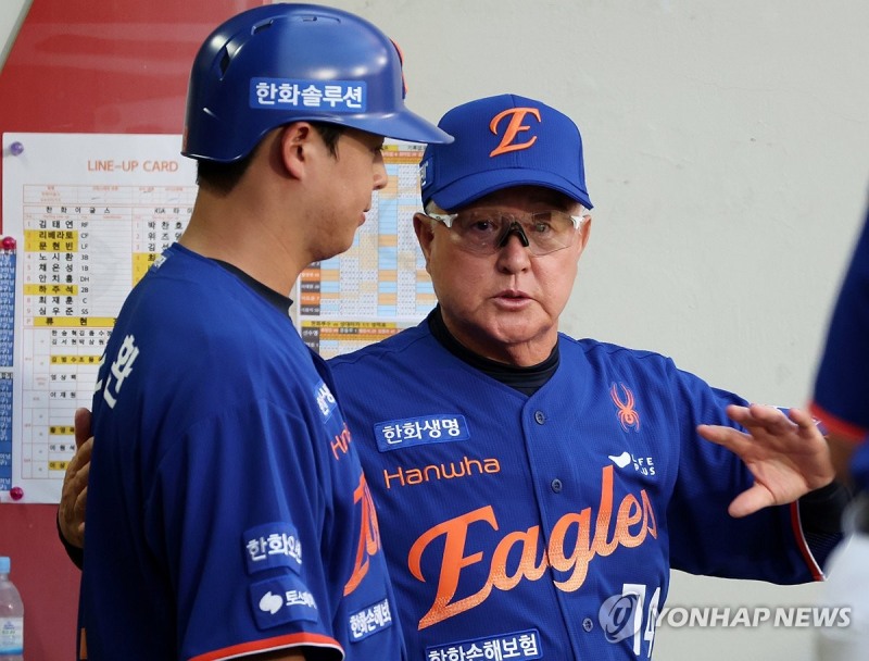 노시환에게 조언하는 김경문 감독 / 사진=연합뉴스