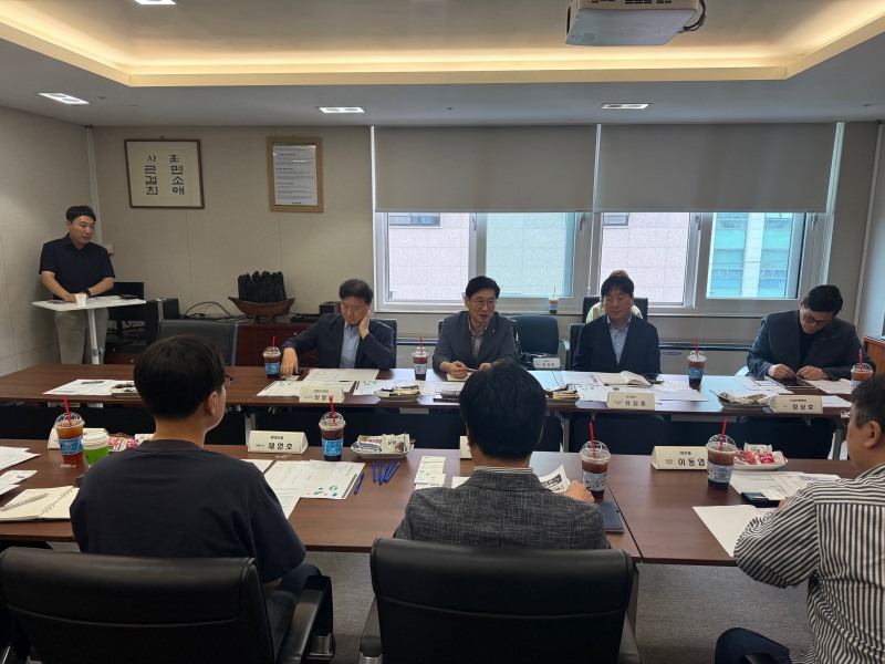 한국산업안전보건공단(이사장 김현중)은 12일 현대건설 안전문화체험관에서 삼성물산, 현대건설 등 주요 건설사 체험교육장 대표들이 참석한 가운데 건설분야 체험교육장 대표자 간담회를 개최했다고 밝혔다./한국산업안전보건공단