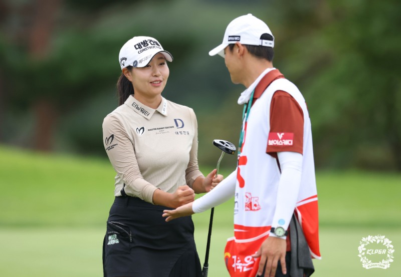 성유진 OK저축은행 읏맨 오픈 1R 16번홀 버디 홀아웃 모습./KLPGA