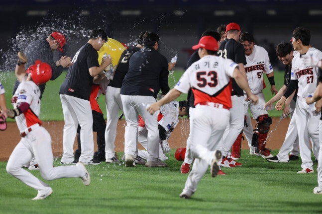 9회말 끝내기 안타 후 축하 물 세례받는 KIA의 김선빈 / KIA 타이거즈 제공.