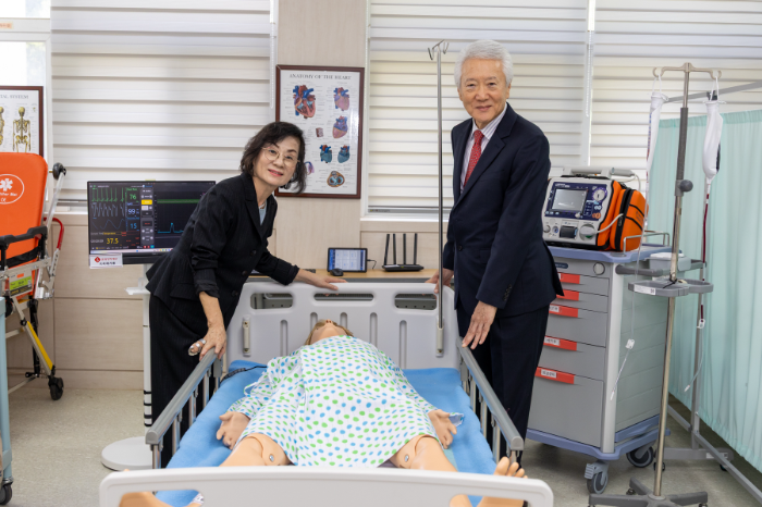 (왼쪽부터) 황명희 롯데장학재단 이사, 조돈영 롯데삼동복지재단 이사가 롯데장학재단에서 기증한 기자재 앞에서 기념촬영을 하고 있다.