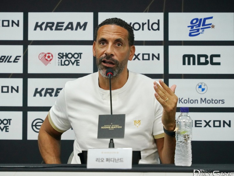 '실드 유나이티드'의 주장 리오 퍼디난드.