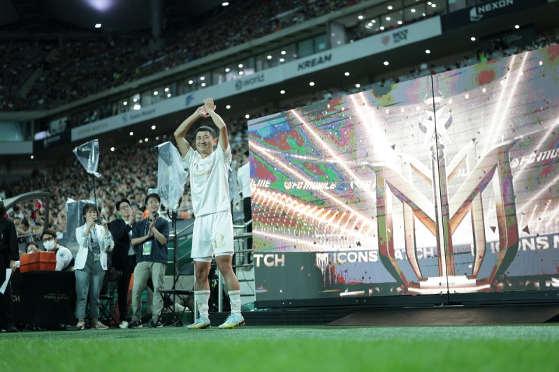 많은 환호 속 입장하는 이영표(제공=넥슨).