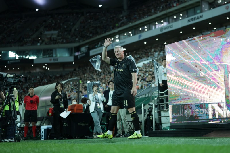 입장 때 많은 환호를 받은 슈바인슈타이거(제공=넥슨).