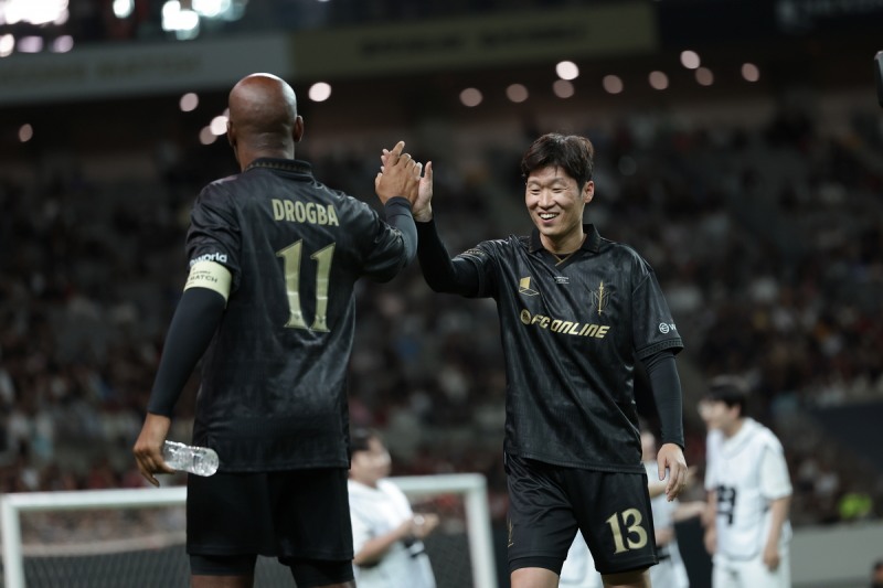 FC 스피어의 승리를 확정지은 드로그바와 박지성(제공=넥슨).