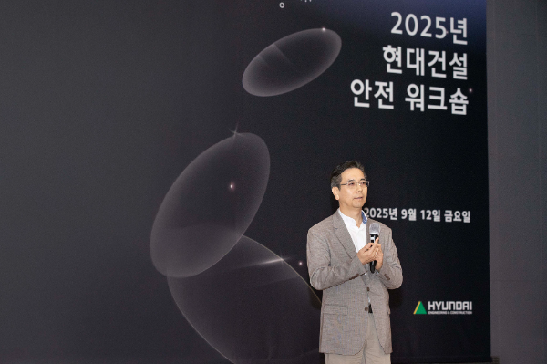 ‘2025 현대건설 안전 워크숍’에서 이한우 대표이사가 인사말을 하고 있다. ⓒ 현대건설