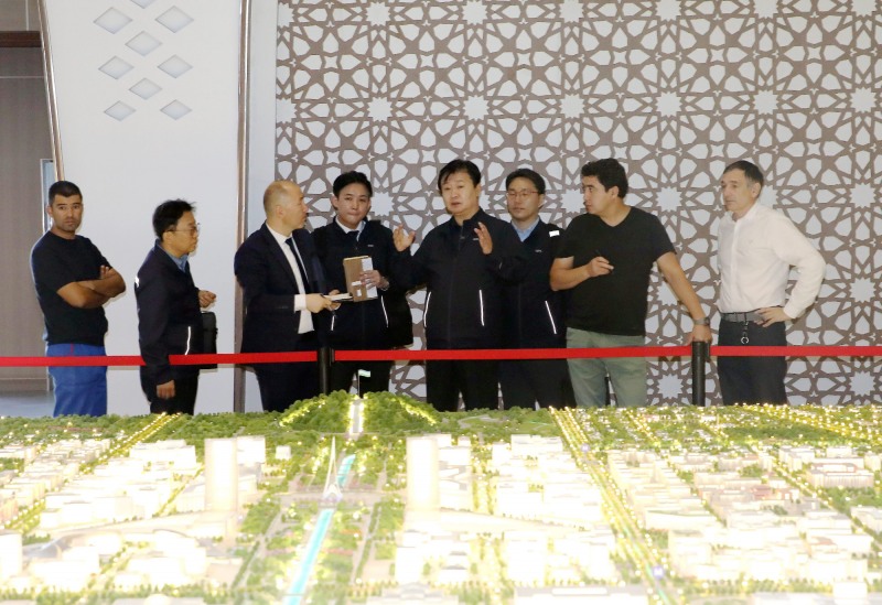 정용기 지역난방공사 사장(왼쪽에서 다섯번째)이 뉴타슈켄트추진단을 방문하여 사업 추진 현황을 논의하고 있다.