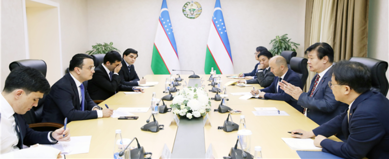 한난 정용기 사장(우측 두 번째)과 우즈벡 쿠드라토프 라지즈 투자산업통상부 장관(왼쪽 두번째)이 에너지 분야 투자협력을 위한 협의를 진행하는 모습