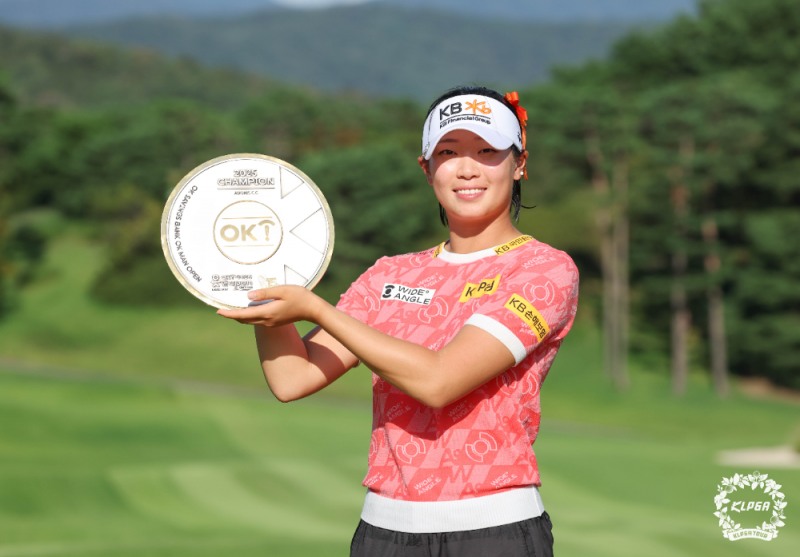 OK저축은행 읏맨 오픈 FR 우승 트로피를 들어올리고 있는 방신실./KLPGA
