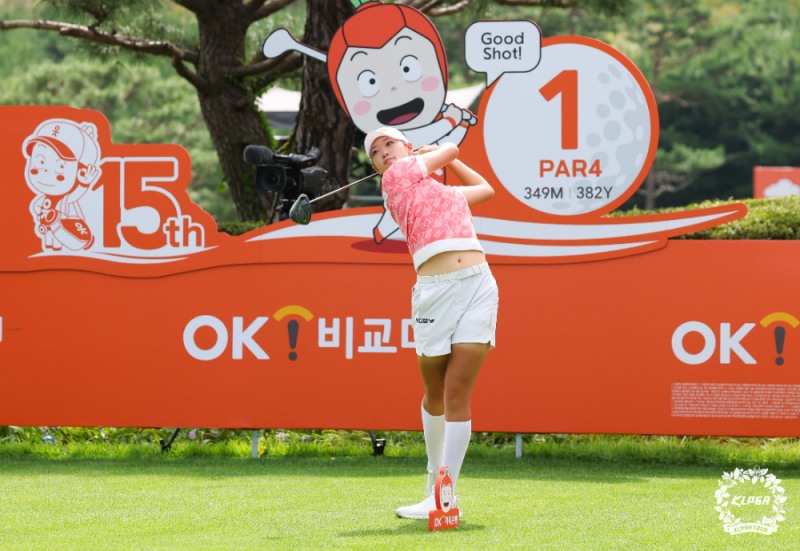방신실이 OK저축은행 읏맨 오픈 FR 1번홀에서 티샷을 하고 있다./KLPGA