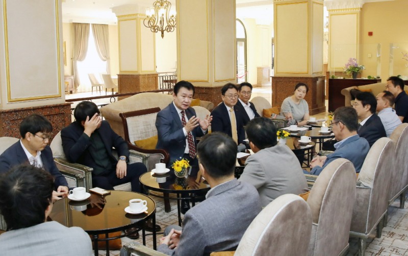 한난 정용기 사장(왼쪽에서 세번째)이 한국 기업의 우즈벡 진출 지원을 위한 현지 간담회에서 발언하고 있다.