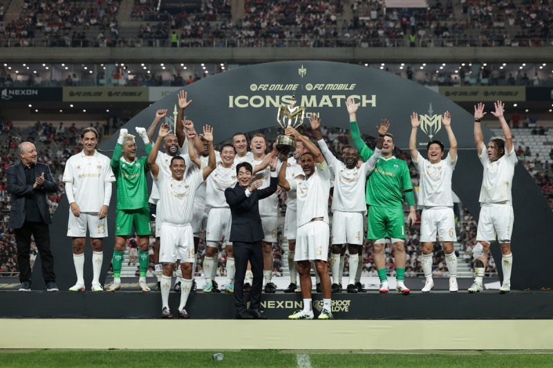 지난해에 이어 올해도 승리한 실드 유나이티드 선수들이 환호하고 있다(제공=넥슨).