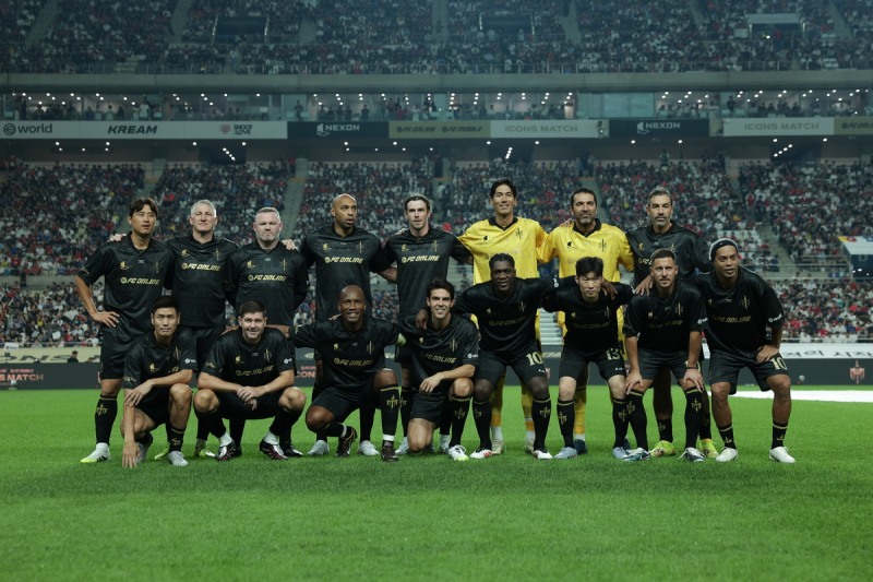 경기 전 기념 촬영에 참여한 FC 스피어 선수들(제공=넥슨).