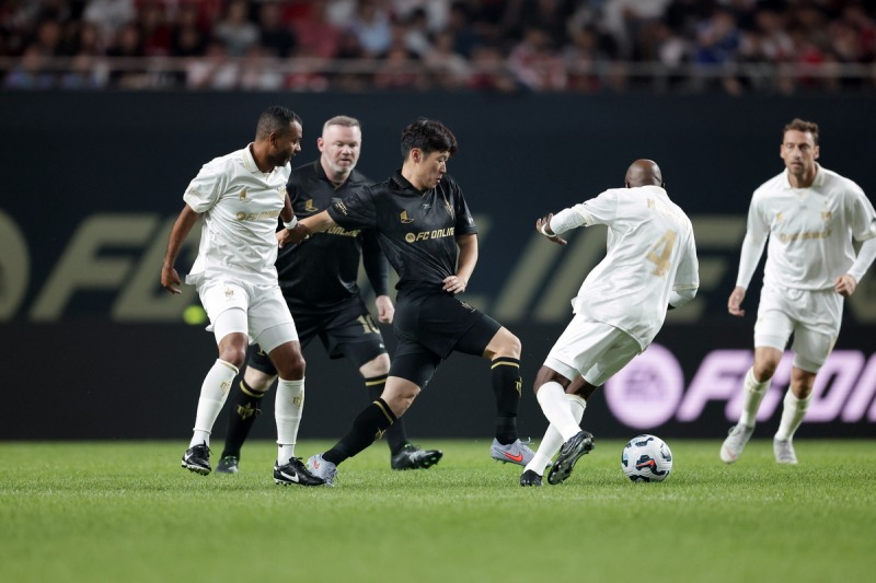 박지성 선수가 공을 잡을 때마다 많은 응원이 나왔다(제공=넥슨).