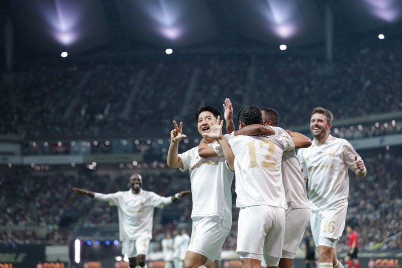 역전골을 터뜨리고 팀원들과 환호하는 박주호(제공=넥슨).