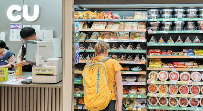 CU 명동역점 외국인 관광객