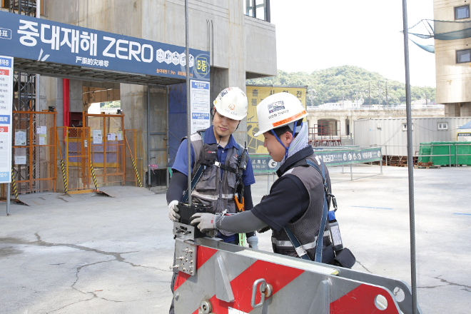 ㈜한화 건설부문이 스마트 안전진단 장비를 활용해 와이어로프를 점검하고 있다. ⓒ한화 건설부문