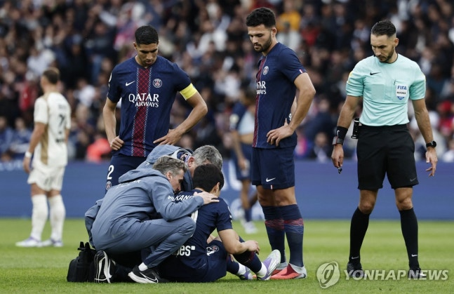 그라운드에 주저앉은 PSG의 이강인 / 사진=연합뉴
