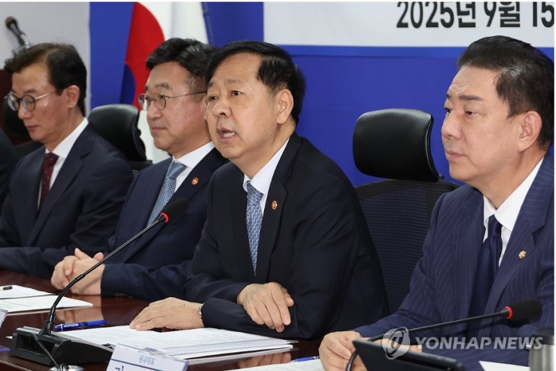 구윤철 부총리 겸 기획재정부 장관이 15일 서울 여의도 국회에서 열린 '추석 민생안정대책 당정협의'에서 주식양도세 부과 대상인 대주주 기준을 현행 50억원으로 유지하기로 했다고 밝히고 있다. 사진=연합뉴스