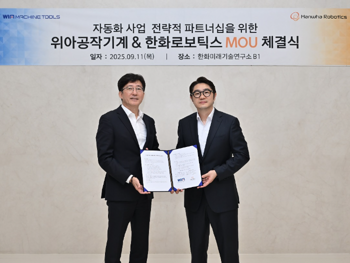정병찬 한화로보틱스 대표이사(오른쪽)와 주재진 위아공작기계 대표이사(왼쪽)가MOU 체결식에서 기념사진을 찍고 있다.