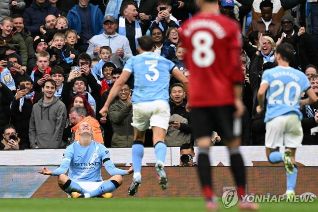 '명상 세리머니'를 펼치는 엘링 홀란 / 사진=연합뉴