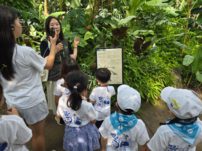 실내 온실 식물 전시를 관람 중인 피오봉사단 가족들