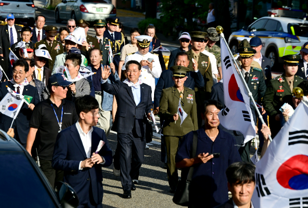 유정복 인천광역시장이 지난 14일 동인천역 남광장에서 중구청까지 제75주년 인천상륙작전 기념 거리퍼레이드를 하고 있다.
