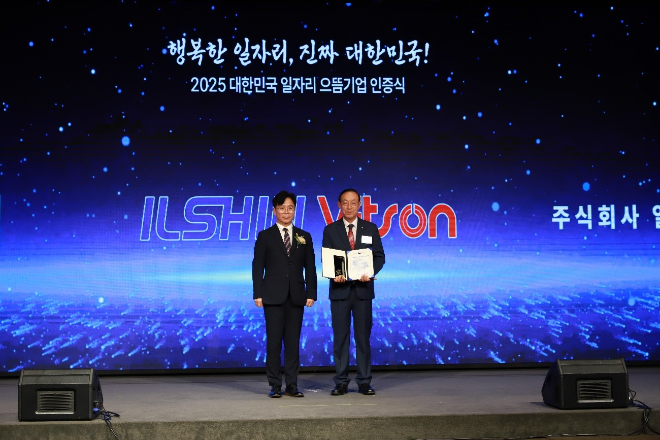 2025 대한민국 일자리 으뜸기업 인증식. 고용노동부 김영훈장관(왼쪽) 임정택회장(오른쪽)/사진=㈜일신비츠온