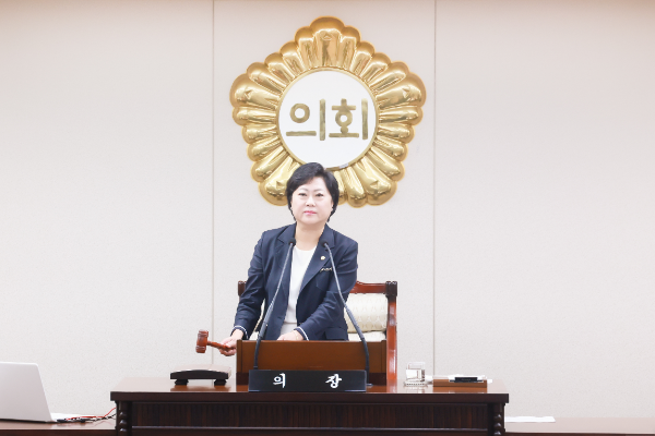 안애경 부평구의회 의장이 제271회 임시회 폐회를 선언하고 있다.