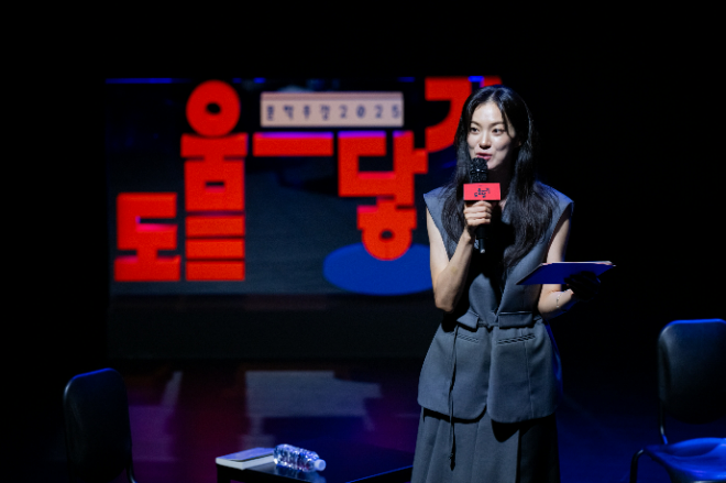 문학주간 2025 ‘도움-닿기’개막식 〈아무도 아닌, 누군가에게〉 옥자연 배우. (사진제공=한국문화예술위원회)