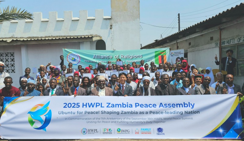 지난 11일 잠비아 루사카 치볼야 지역에서 진행된 ‘제1회 잠비아 평화 총회 종교 세션' 참여자들이 단체 사진을 찍고 있다. (사진 제공 = HWPL)