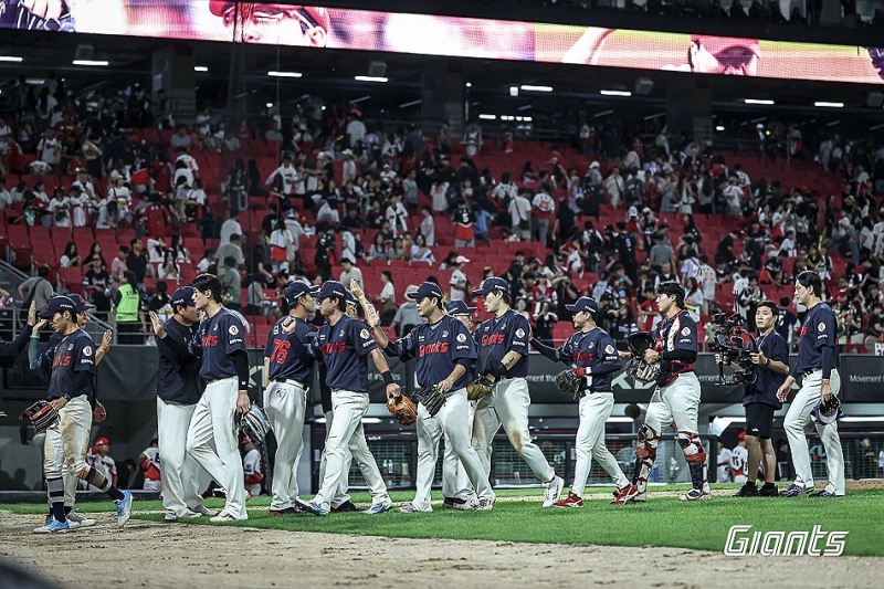'가을야구 위기' 롯데 선발진 붕괴...마지막 10경기가 중요! '팬들 간절'