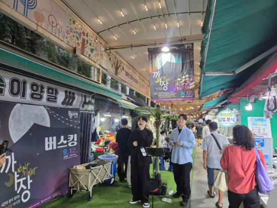 ‘부평 깡夜장 페스티벌에서 버스킹 공연을 하고 있다.