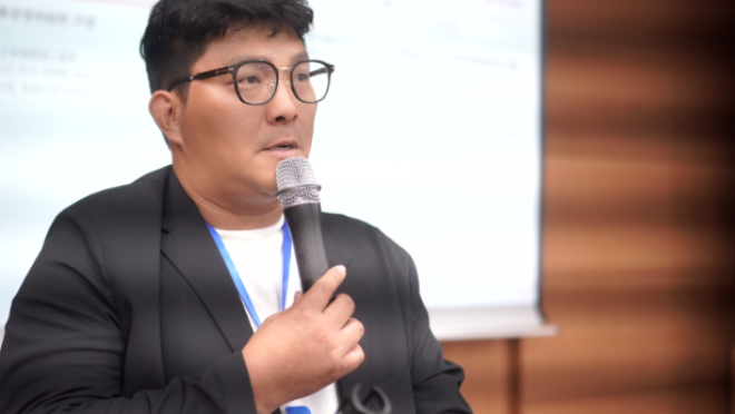 지난 7월 24일 광명역 대회의실에서 열린 ‘CPA 2025년 상반기 정기총회’에서 김기용 제이케이글로벌 대표이사 겸 CPA 물류 운영위원장이 물류분과 상반기 성과와 하반기 계획을 발표하고 있다. / 사진=CPA(쿠팡 파트너스 연합회) 제공