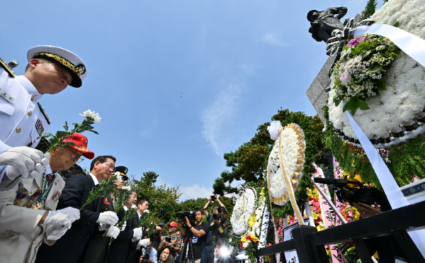 유정복 인천광역시장이 제75주년 인천상륙작전일인 15일 자유공원 맥아더장군 동상에서 내빈들과 헌화를 하고 있다.