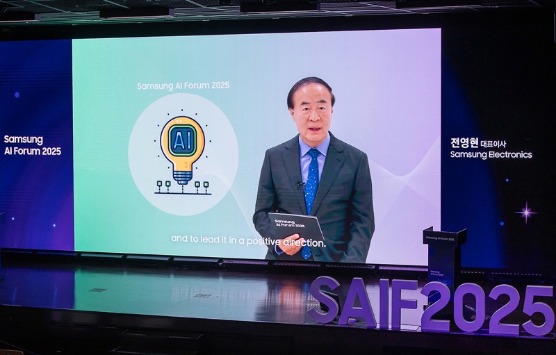 15일 경기도 용인에 위치한 삼성전자 The UniverSE에서 진행된 '삼성 AI 포럼 2025'에서 삼성전자 전영현 대표이사 부회장이 개회사를 하고 있다./삼성전자