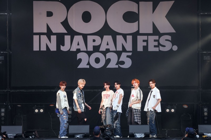 TWS, 日 대형 록 페스티벌 달궜다…‘록 인 재팬’서 에너제틱 퍼포먼스+록 버전 무대 선봬