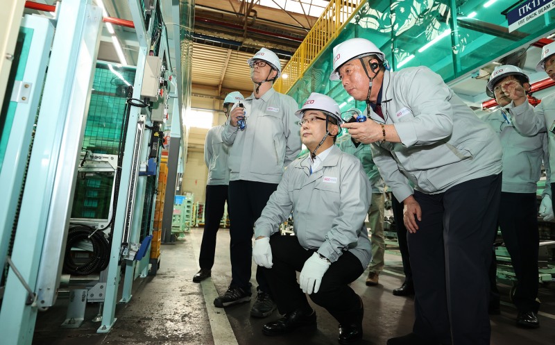 하나은행은 ‘자동차 산업 수출 공급망 강화를 위한 금융지원’ 1호 지원 기업인 서진산업 시흥 본사를 방문해 상생 협력을 모색했다. 서진산업을 찾은 이호성 하나은행장(사진 왼쪽 세번째)이 최재홍 서진산업 대표이사(사진 왼쪽 네번째)로 부터 생산시설에 대한 설명을 듣고 있다./하나은행