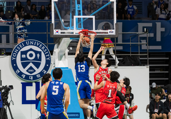 2024 정기전에서 양교가 농구 친선경기를 펼치고 있는 모습. (사진제공=연세대)
