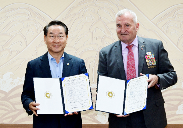 유정복 인천광역시장이 16일 시청 접견실에서 열린 '인천광역시-더글라스 맥아더 재단 MOU 체결식'에서 조셉 레인스 주니어 더글라스 맥아더 재단 대표이사와 협약을 체결하고 있다.