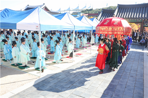 과거장에 임금님이 행차를 하고 있는 모습(2024년 행사)