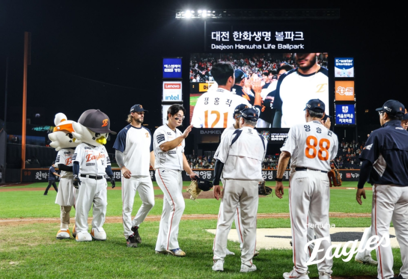 한화, 기아에 11-1 대승...와이스 16승에 안치홍 3점포! 연승 행진 계속